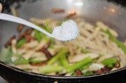 芹菜豆干做法图解5)
