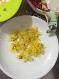 滋补养胃梅花莲子燕麦粥做法图解3)