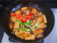 回味无穷的五花肉煎豆腐做法图解7)