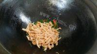 绿色食物炒面做法图解7)