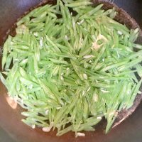家常菜豆角丝炒肉做法图解5)