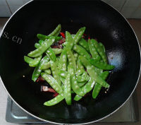 家常菜腊肉炒荷兰豆做法图解7)