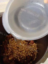 营养的猪脚炖黄豆做法图解15)