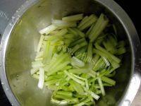 鲜香的芹菜炒鱿鱼做法图解1)