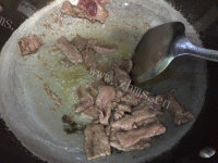 美味的豆豉苦瓜炒牛肉做法图解2)