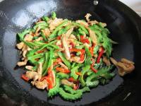 口感丰富的苦瓜炒鸡肉