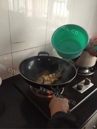 家常菜烧鲫鱼做法图解10)