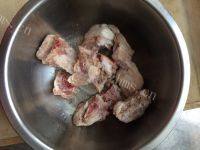 家常菜豆角土豆炖排骨做法图解1)
