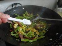 家常菜鸡蛋炒芹菜做法图解7)