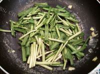 色味俱佳的韭菜炒鸡蛋做法图解5)