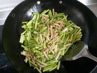 蒜苔肉丝焖面做法图解7)
