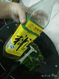 诱人的韭菜炒猪血做法图解10)