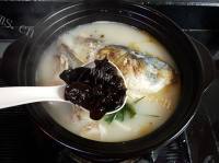 美味的粉皮木耳鲢鱼头煲做法图解7)