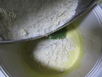 色泽鲜亮的柏林花环饼干做法图解6)