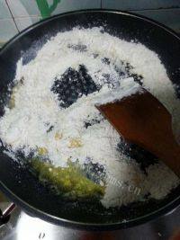 美味的奶油蘑菇汤做法图解5)