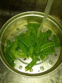 家有大厨之荷兰豆炒腊肠做法图解1)