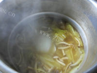 美味的蟹味菇白菜龙骨汤的做法图解十一