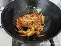 美味的泡菜锅做法图解4)