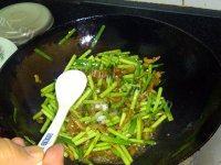 好吃的肉丝蒜苗做法图解9)