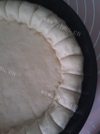 美味的培根火腿心花边披萨做法图解8)