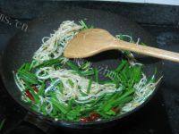 家常菜韭菜炒银芽做法图解6)