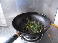 好吃的黑豆豉炒尖椒做法图解8)