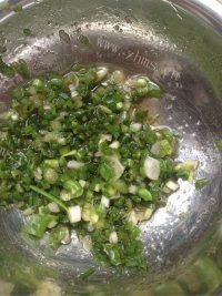 自制葱香花卷做法图解4)
