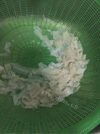 美味芝麻酱拌凉皮做法图解4)
