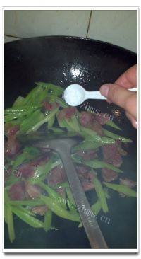 家常菜芹菜炒腊肠做法图解7)