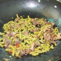 家常菜酸豆角炒鸭胗做法图解6)