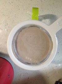 美味的核桃豆浆做法图解7)