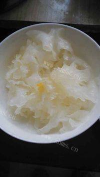 滋补的银耳雪梨汤做法图解2)