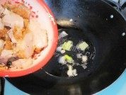 酸菜扣肉做法图解4)