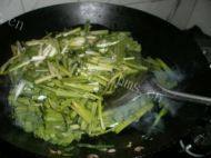 「绿色食物」鸡蛋炒韭菜做法图解5)
