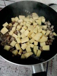 家常的西红柿土豆肉焖饭做法图解6)