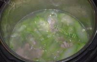 美味的丝瓜瘦肉汤做法图解3)
