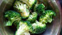清香的西兰花炒虾仁做法图解4)