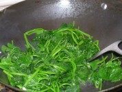 家常菜蒜蓉炒番薯叶做法图解4)