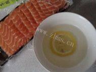很有食欲的三文鱼寿司做法图解6)