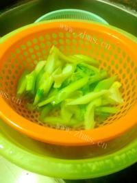 洋葱炒芹菜做法图解2)