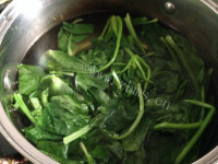 好吃的菠菜炒鸡蛋做法图解2)