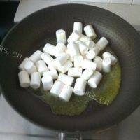 自制抹茶花生牛轧糖做法图解4)