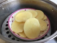 改良海鲜土豆意面披萨做法图解15)