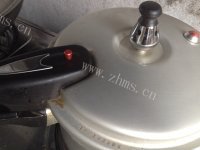 美味的糯米南瓜豌豆粥做法图解3)