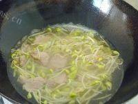 螺旋藻豆芽肉片汤做法图解7)