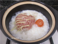 美味的肉饼咸蛋煲仔饭做法图解11)