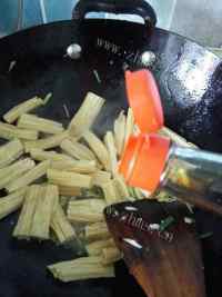 家常菜腐竹炒芹菜做法图解4)