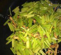 自制芹菜炒肉做法图解4)