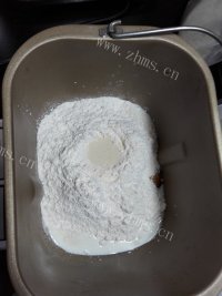 自制香肠面包做法图解3)