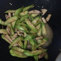 如此诱人的丝瓜炒鱿鱼做法图解5)